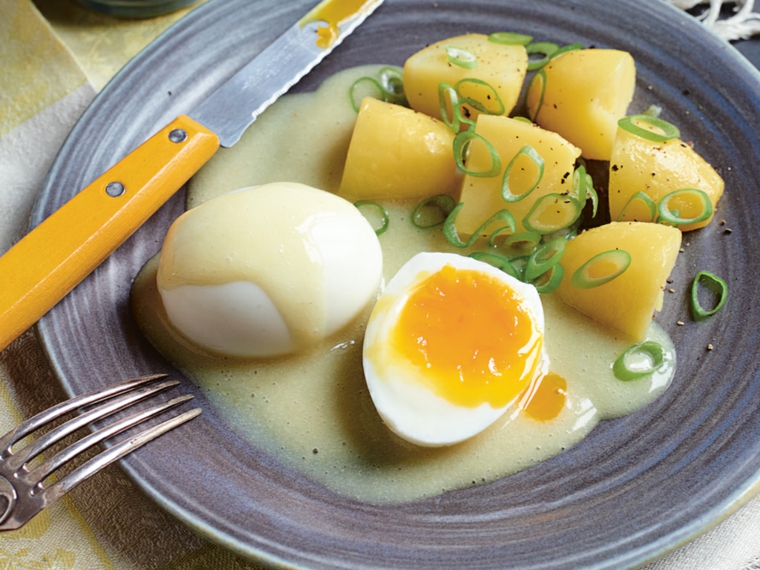 Patate bollite con uovo, contorno con patate, piatto con uova sode