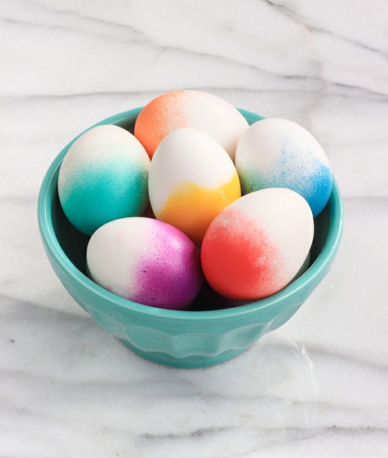 Decorazioni pasquali fai da te tutorial, uova sode colorate, ciotola con uova di pasqua