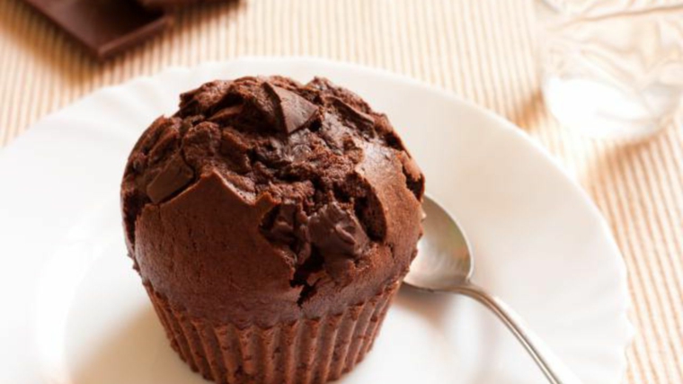 Muffin al cioccolato, dolcetto con pezzi di cioccolato