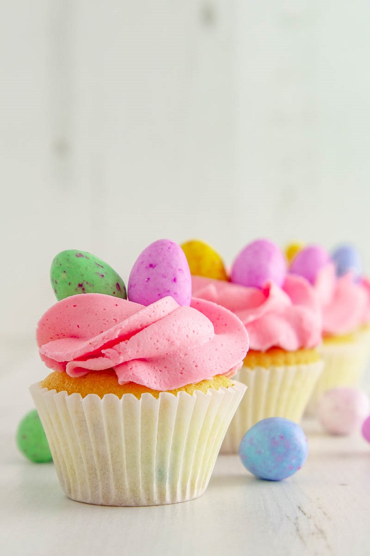 Come riciclare le uova di pasqua al latte, muffin decorati con ovetti, muffin con panna rosa