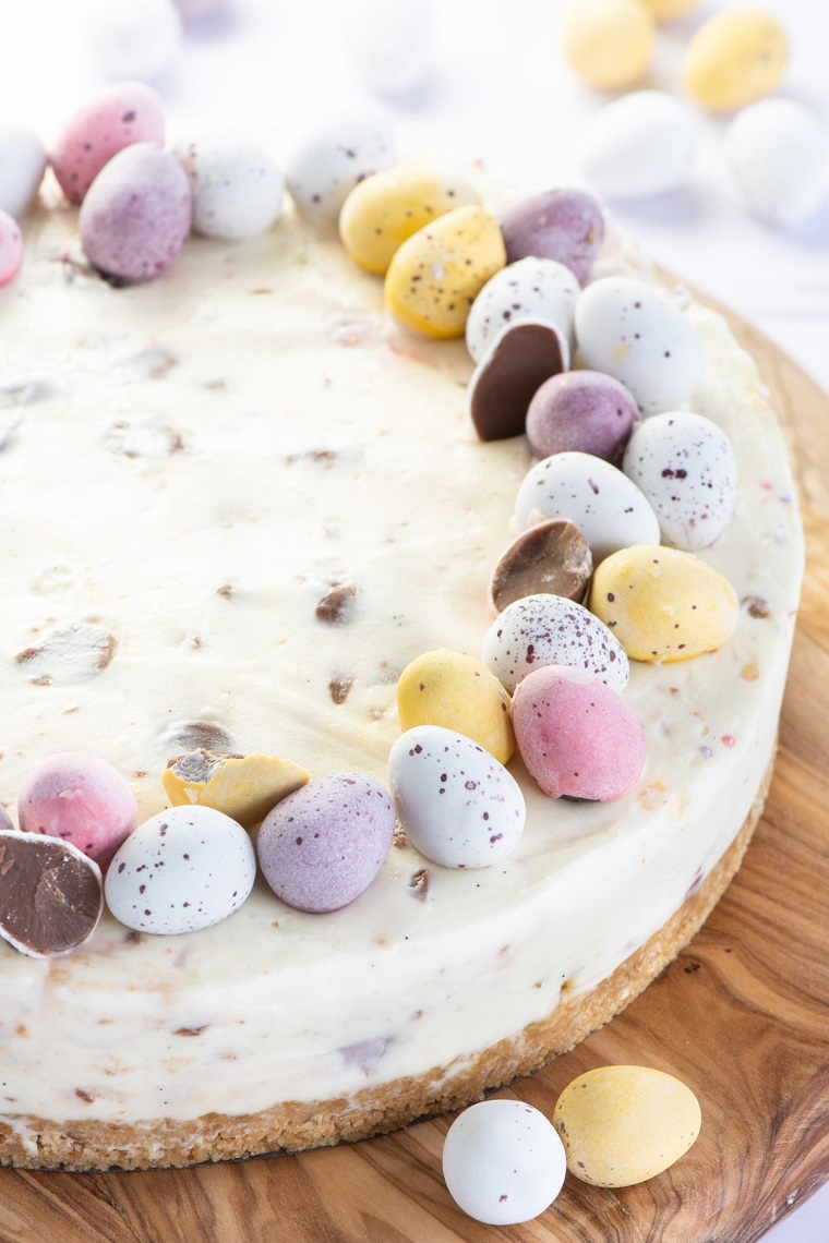 Cheesecake decorato con ovetti, riciclare uova di pasqua, torta con strato di biscotti