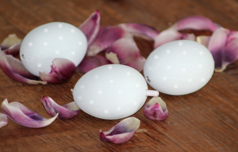 Petali di colore viola, guscio di un uovo, biglietto all'interno, idee per Pasqua