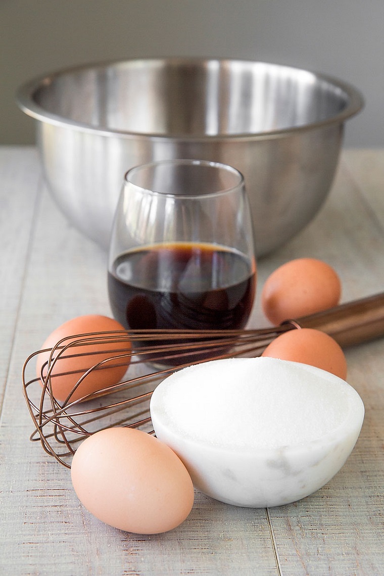 Ingredienti per zabaione, uova e zucchero, riciclare uova di pasqua