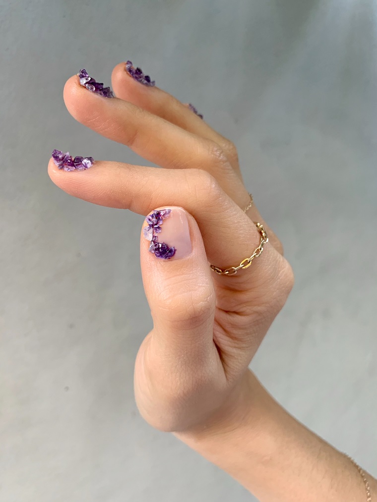 Colate estive, smalto base unghie trasparente, fiori tridimensionali manicure