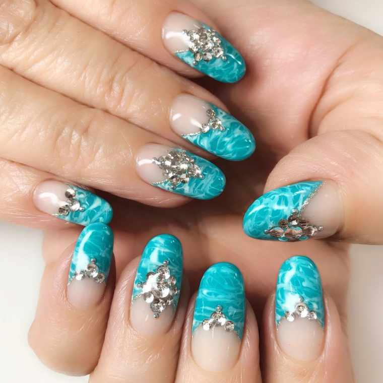 Nail art french, smalto di colore blu, decorazioni unghie con brillantini