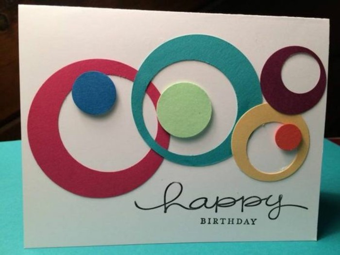 Cartolina con collage, cerchi tridimensionali, scritta Happy Birthday