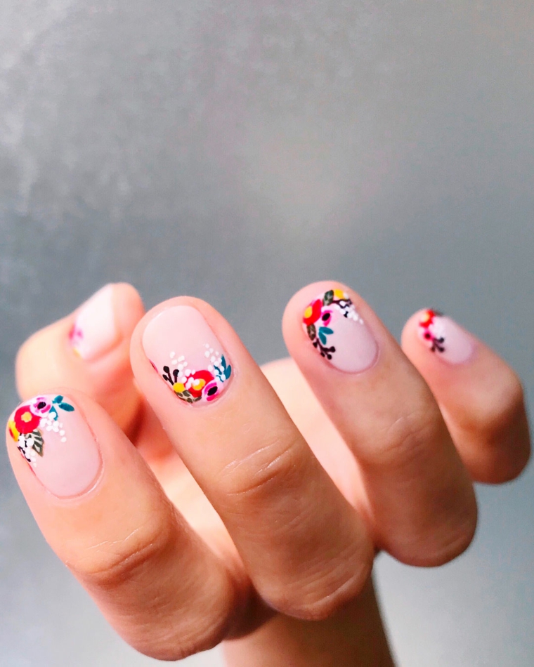 Smalto base rosa, unghie bellissime, disegni di fiori sulle unghie 