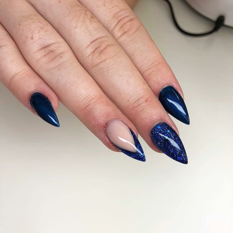 Stiletto blu glitter, unghie gel colorate, smalto di colore blu