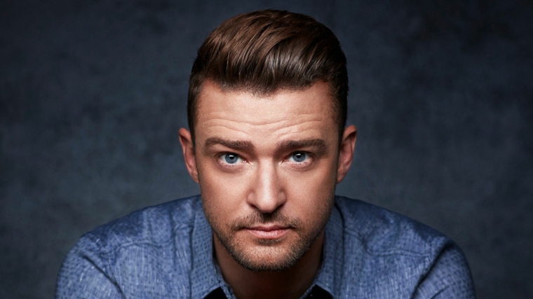 Il cantante Justin Timberlake, ragazzo con occhi azzurri, capelli tirati indietro, capigliature uomo