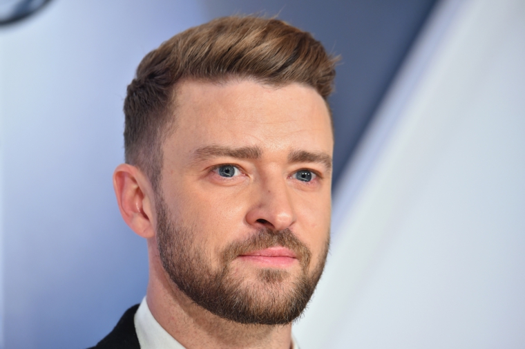 Il cantante Justin Timberlake, capelli rasati ai lati, ragazzo con barba