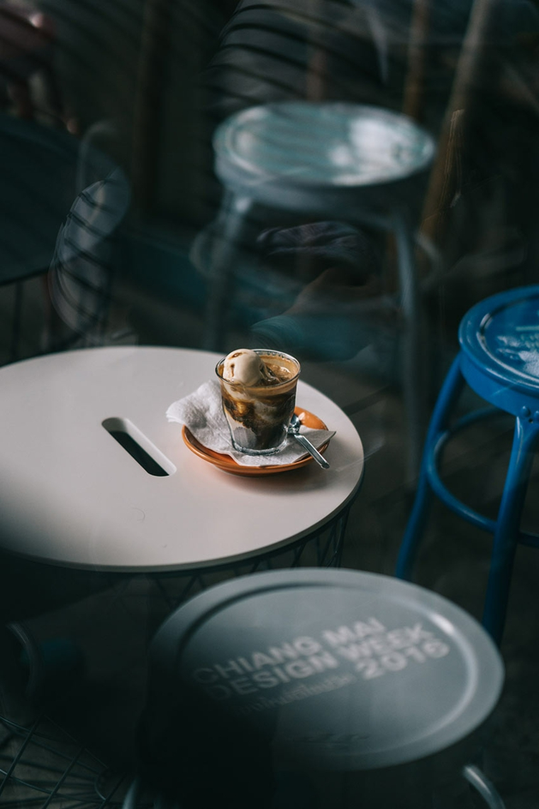 Immagini buffe, colazione con caffè e panna, tavolini con scritte