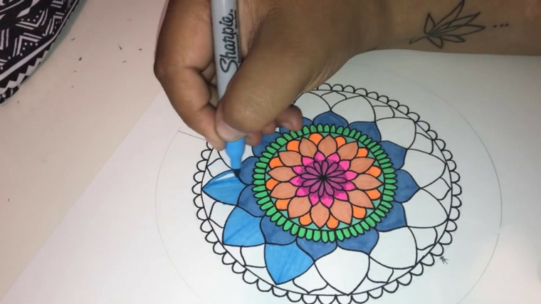 Disegni da colorare antistress, disegno con motivi mandala