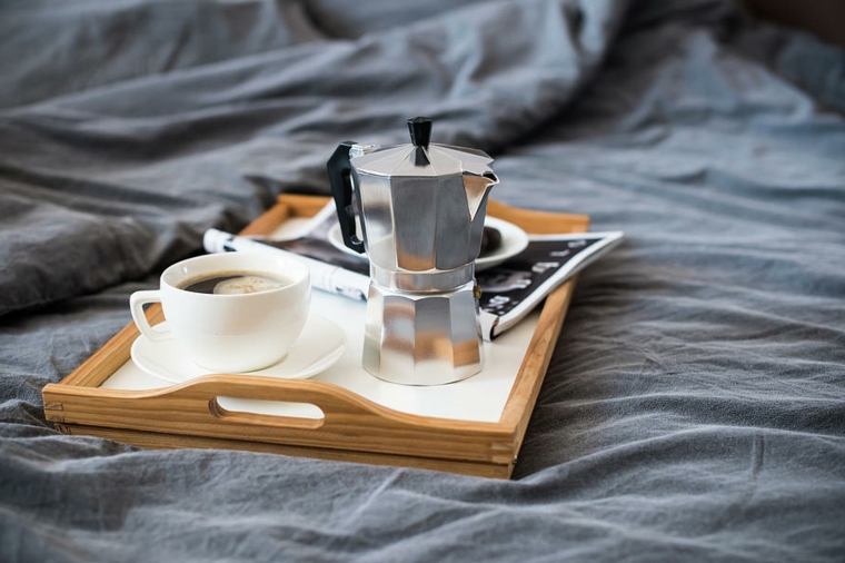Immagini buffe, colazione a letto, caffettiera di metallo, tazza di caffè