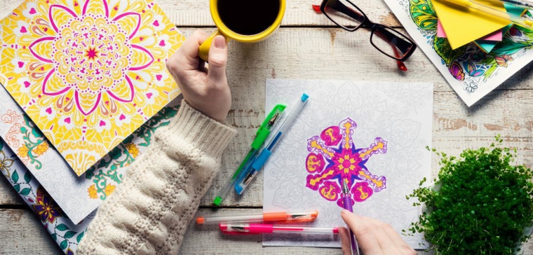 Mandala da colorare, disegni da colorare, donna con tazza di caffè