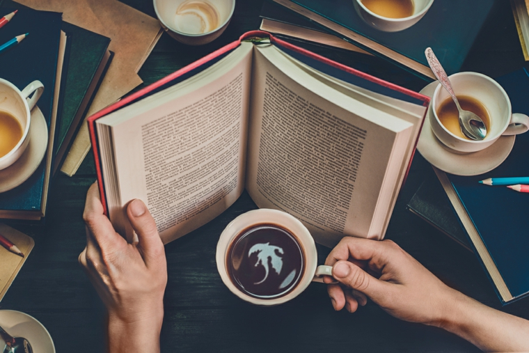 Immagini buffe, tazza di caffè, uomo che legge un libro