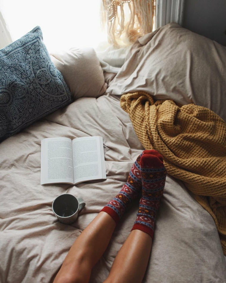 Augurare buona giornata, colazione a letto, tazzina di caffè. leggere un libro