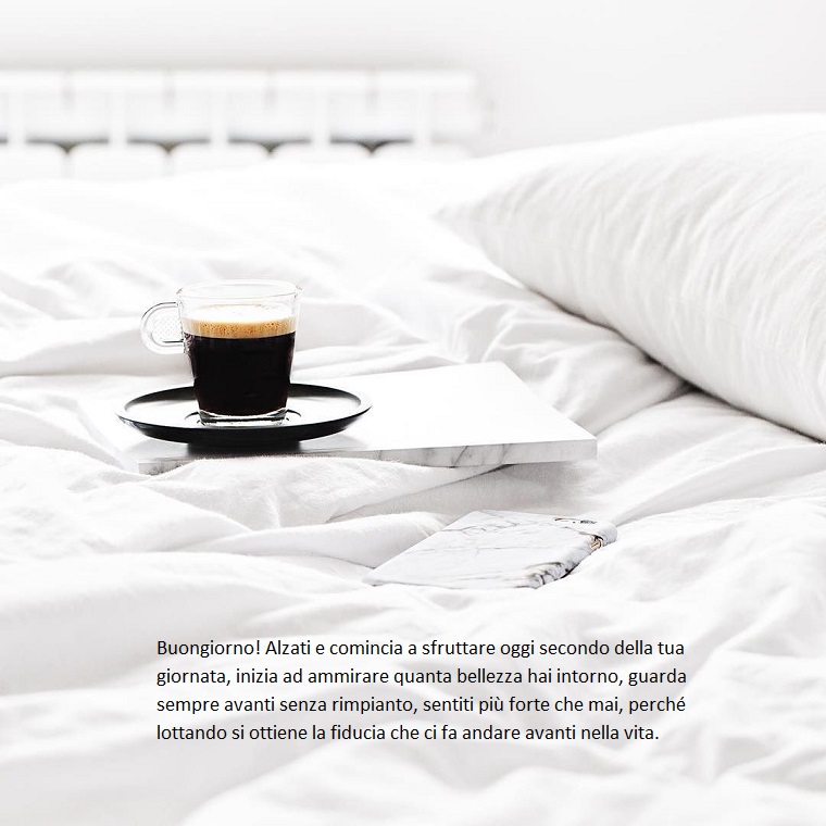 Colazione a letto, saluti divertenti, tazza di caffè, foto con citazione