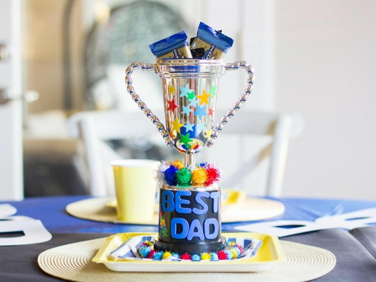 Trofeo con caramelle, festa del papà lavoretti, scritta con gomma eva