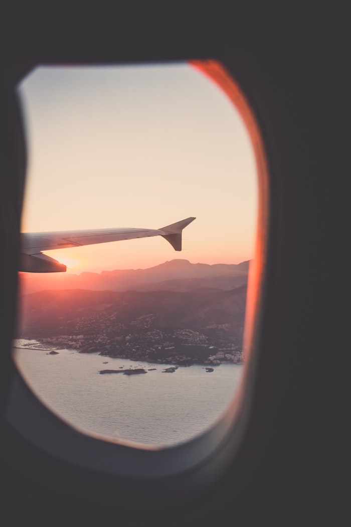 Sfondi tumblr, foto ala aereo, vista mare e città, finestrino aereo