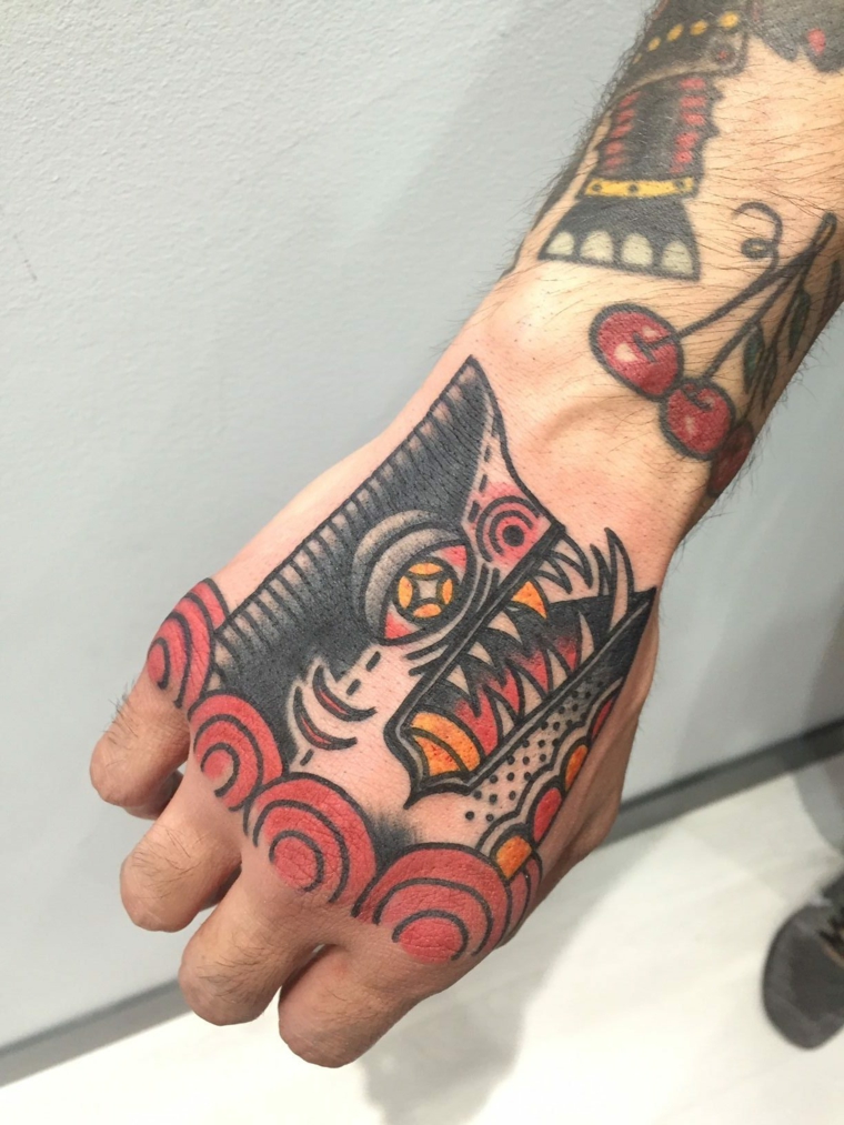 Uomo con la mano tatuata, disegni tattoo vecchia scuola, avambraccio uomo tatuato