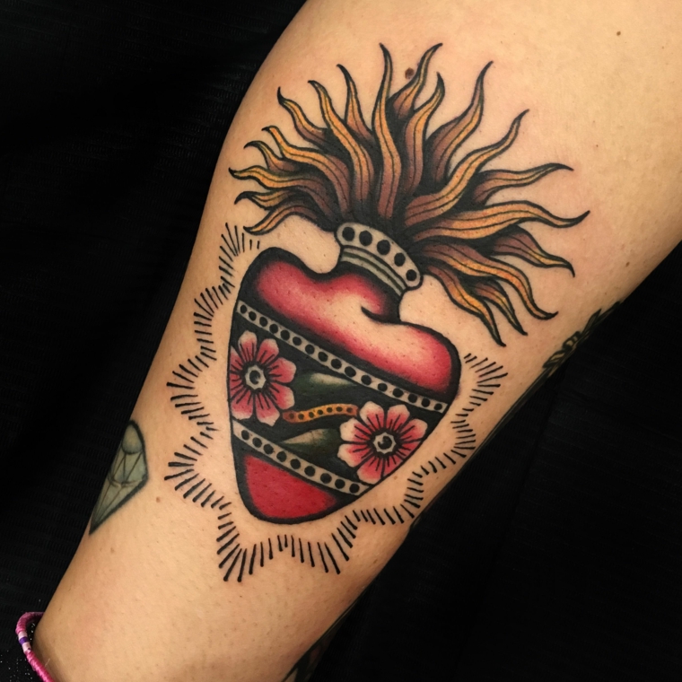 Tatuaggio cuore significato, tattoo colorato old school, cuore con foglie gialle