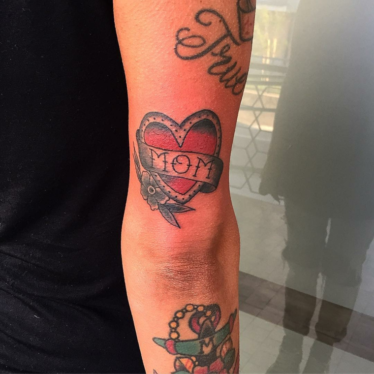 Scritte old school, tattoo sul braccio, cuore colorato con scritta, tatuaggio ancora