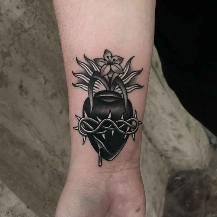 Tatuaggio donna cuore nero, cuore con spine tattoo, tatuaggio sul polso della mano