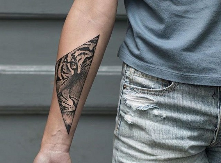 Disegno tattoo tigre, uomo con avambraccio tatuato, disegno di una tigre