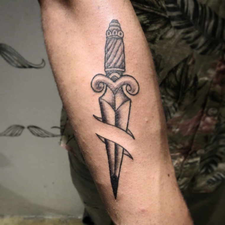 Tatuaggio coltello sul braccio, tattoo coltello sull'avambraccio, disegno old school