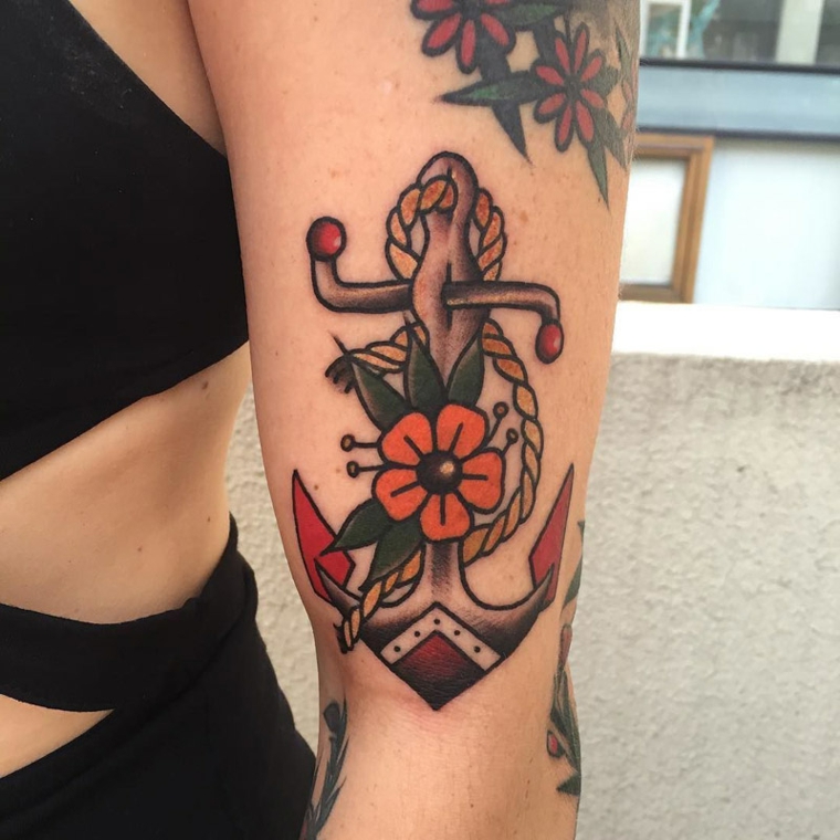 Tattoo old school braccio, tatuaggio ancora colorata, fiori tattoo sulla spalla
