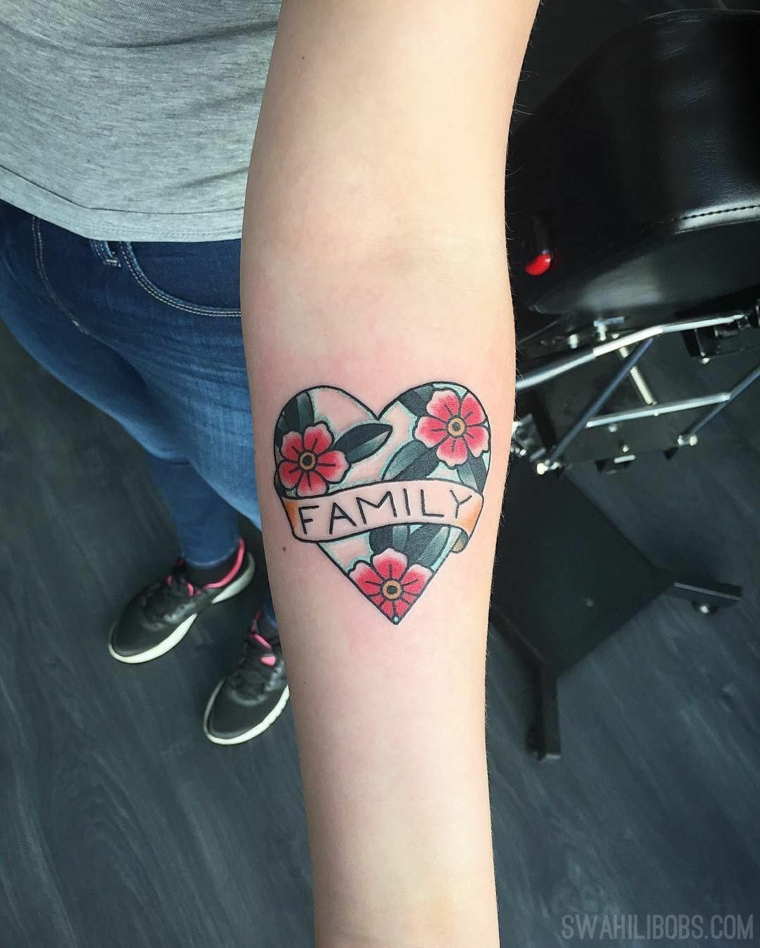 Tatuaggio sull'avambraccio, disegno cuore con scritta, tatuaggio dedicato alla famiglia
