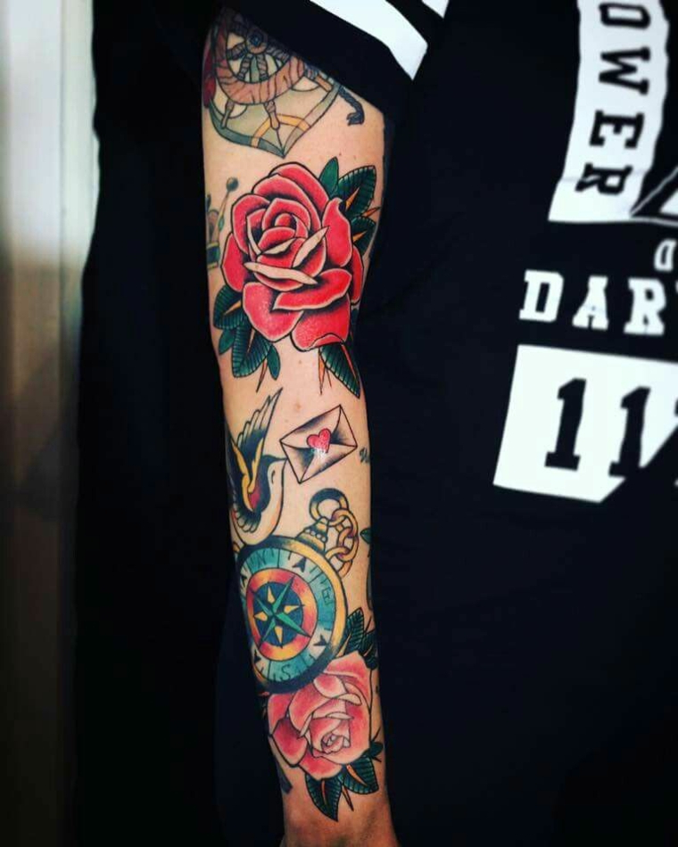 Tatuaggi tradizionali, uomo con il braccio tatuato, old school fiori colorati