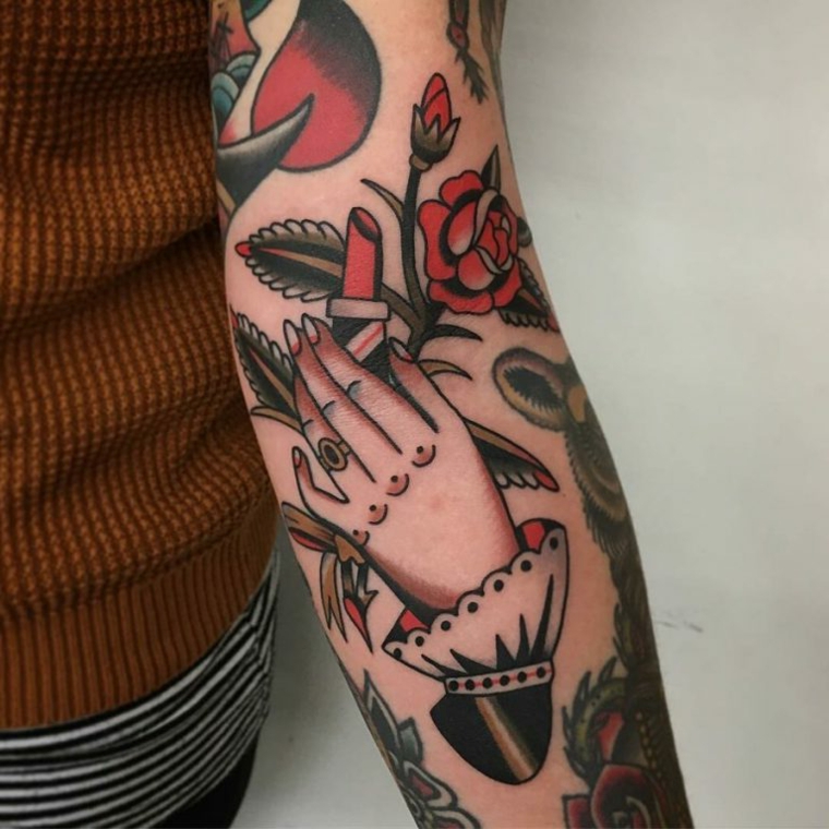Tatuaggi tradizionali, braccio donna tatuato, disegni colorati di fiori