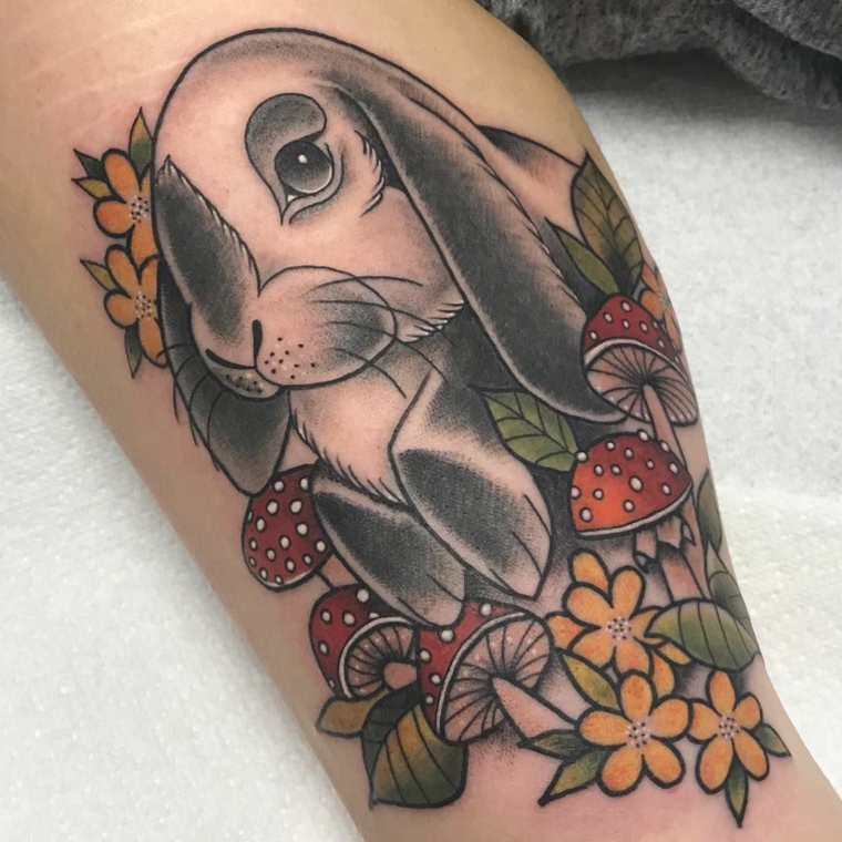Disegno di un coniglio, tatuaggio funghi rossi, disegni tattoo fiori gialli
