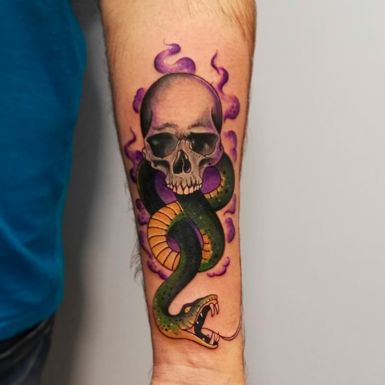 Tatuaggi old school, braccio uomo tatuato, tattoo teschio e serpente, tatuaggio sul braccio