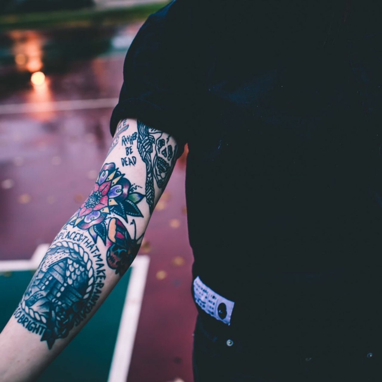 Scritte old school, braccio uomo tatuato, disegno fiori colorati, tatuaggi sul braccio
