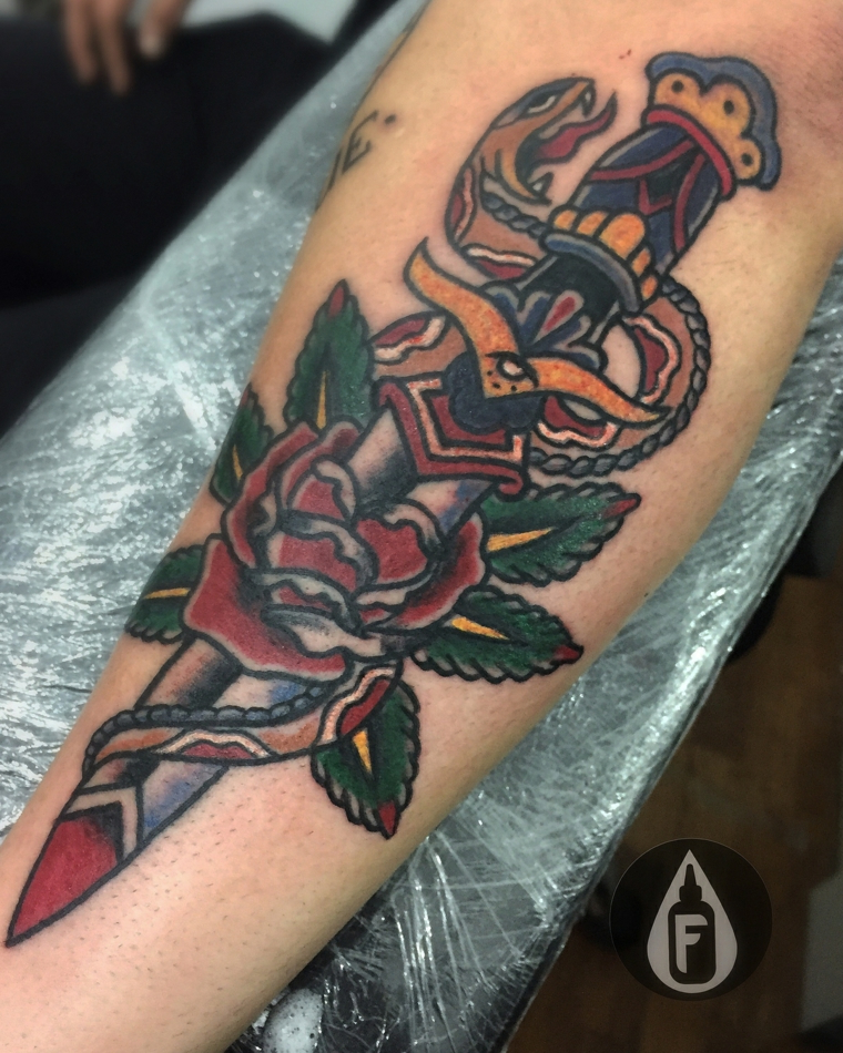 Tatuaggio coltello e rosa, tattoo vecchia scuola, tattoo rosa rossa
