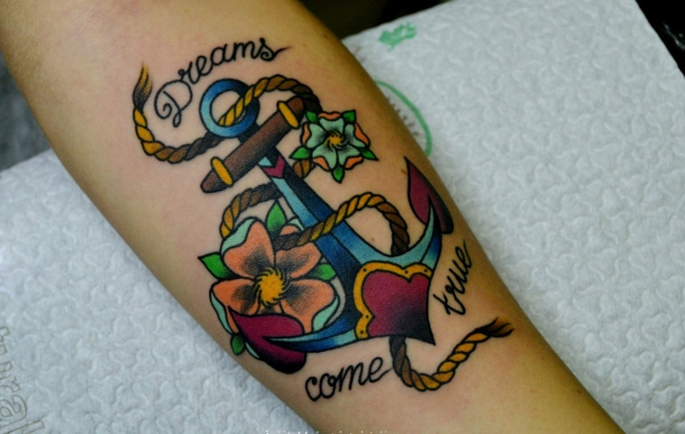 Tatuaggio sull'avambraccio, disegno ancora colorato, ancora con scritta donna