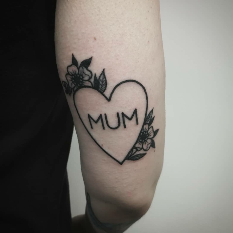 Disegno cuore con scritta, disegno tattoo sul braccio, idee tattoo vecchia scuola