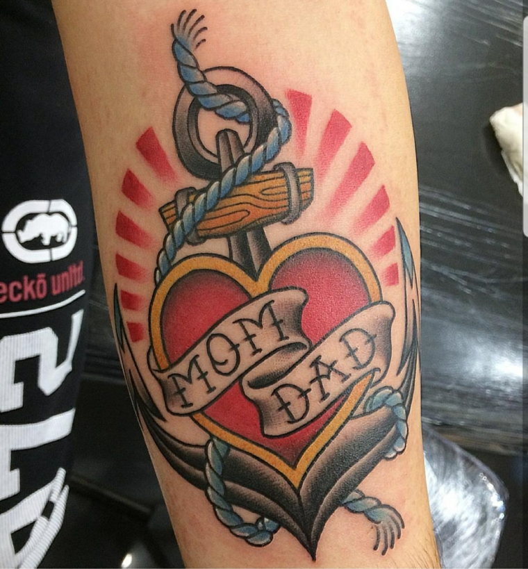 Tatuaggio famiglia, cuore sacro tattoo, disegno ancora colorata, tattoo ancora braccio