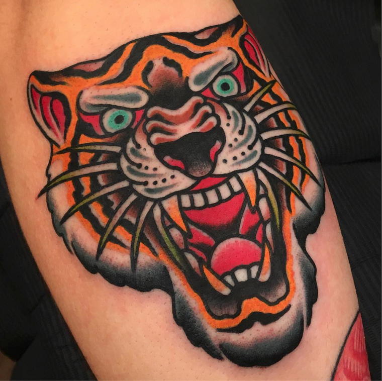 Tatuaggio colorato tigre, tattoo vecchia scuola, tattoo sull'avambraccio uomo