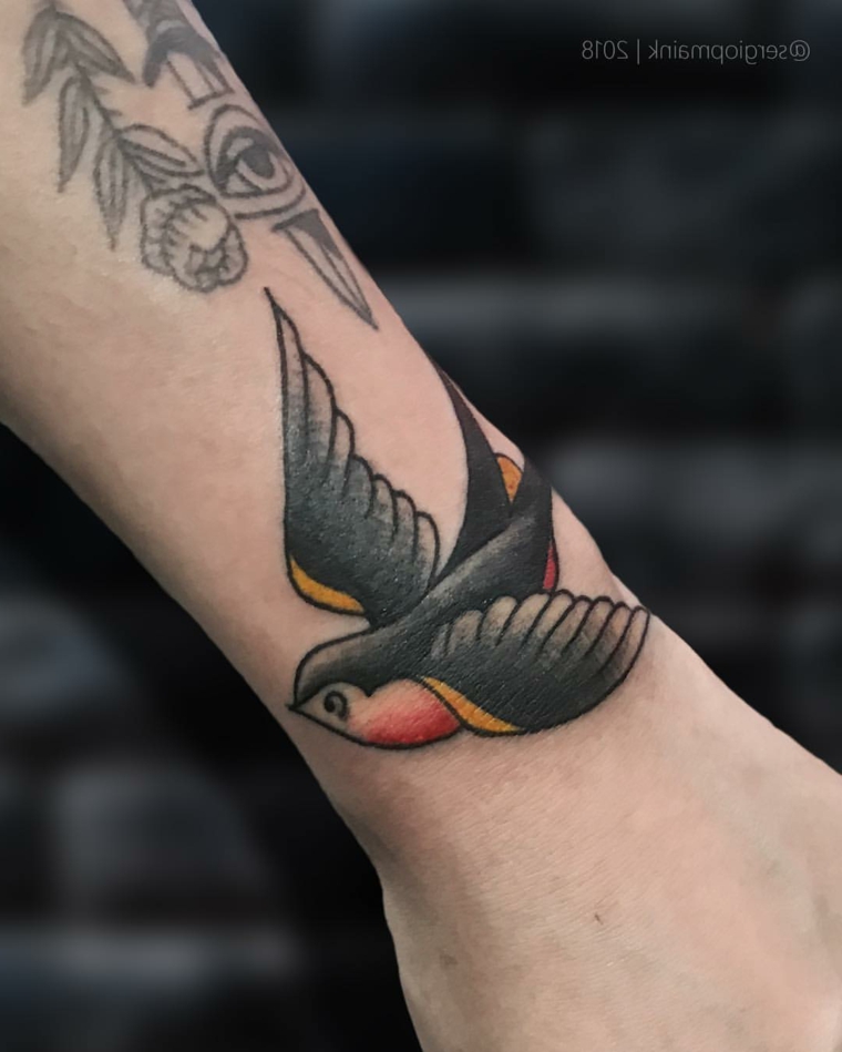 Tatuaggio uccello colorato, tatuaggio sul polso della mano, tatuaggi tradizionali