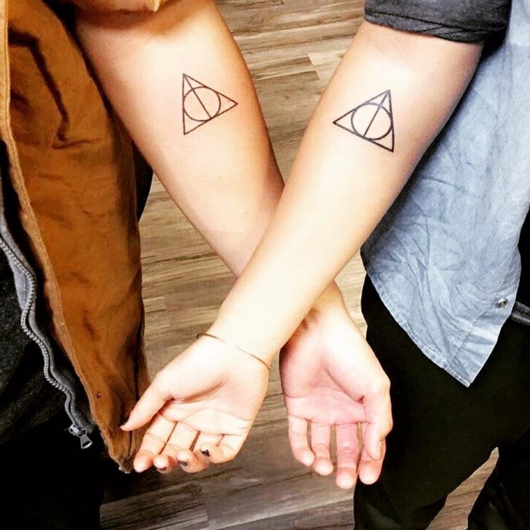 Tattoo con simboli, tattoo cerchio e triangolo, tatuaggi sull'avambraccio