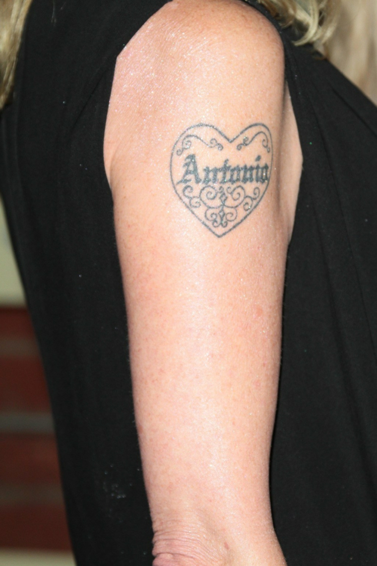 Il tattoo di Melanie Griffith, tatuaggio cuore e scritta nome, tattoo sulla spalla, catalogo tatuaggi