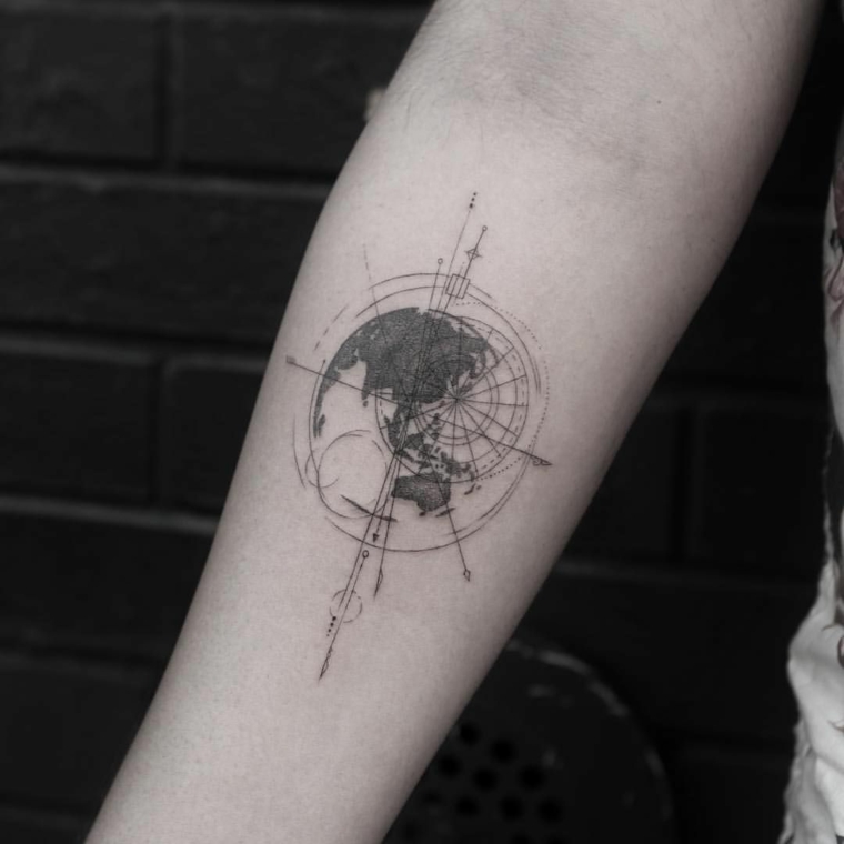 Tatuaggio sul braccio, tattoo disegno pianeta terra, donna con tatuaggio