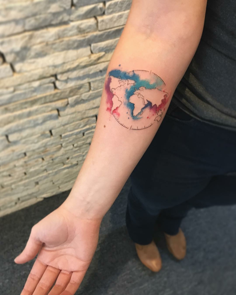 Tatuaggio globo colorato, tatuaggio sull'avambraccio, tattoo sul braccio donna