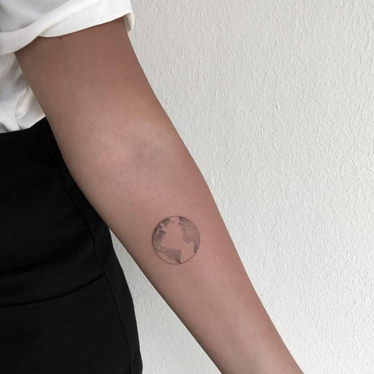 Tatuaggio mondo, tattoo sull'avambraccio, disegno del pianeta terra