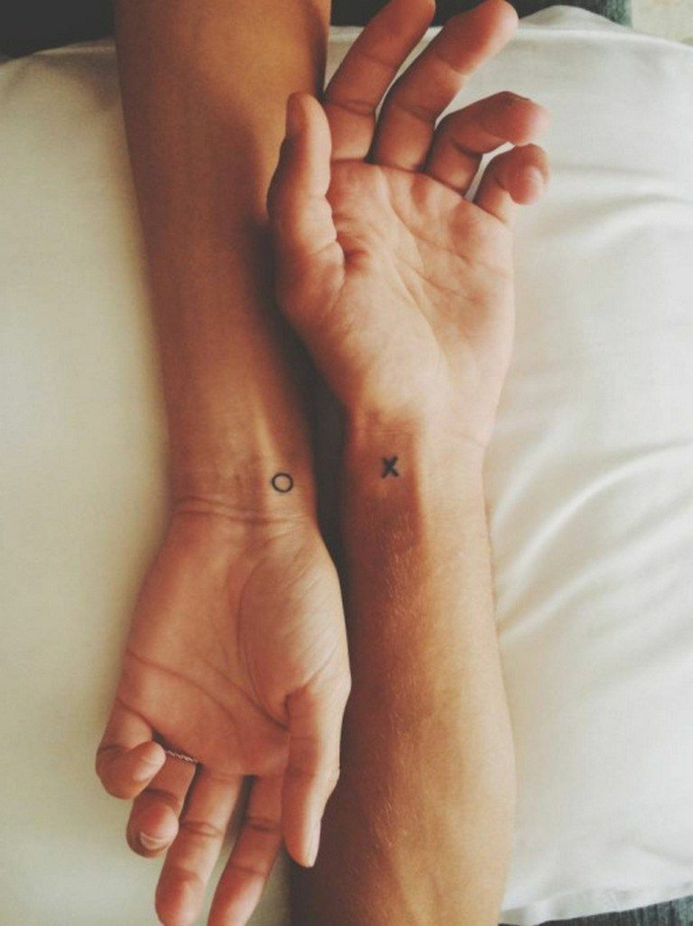 Tatuaggi per coppie innamorate, tatuaggi sul polso, disegno tattoo lettere