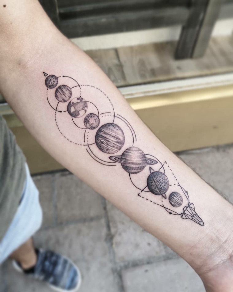 Disegno tattoo con figure geometriche, disegno tattoo pianeti, tatuaggi fighi