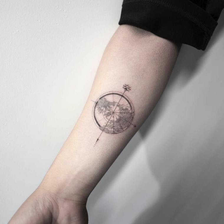 Tatuaggio sull'avambraccio, tattoo con bussola, disegno tatuaggio con continenti 